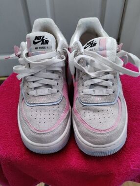 Nike Kids Sneakers in White and Light Pink